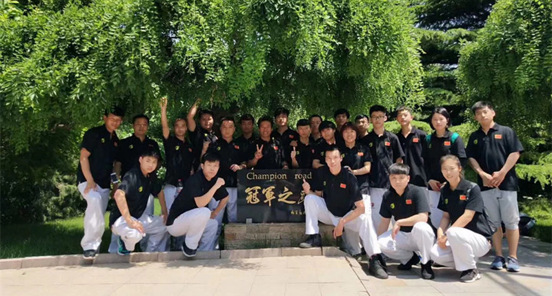 北京体育大学冠军之路合影留念